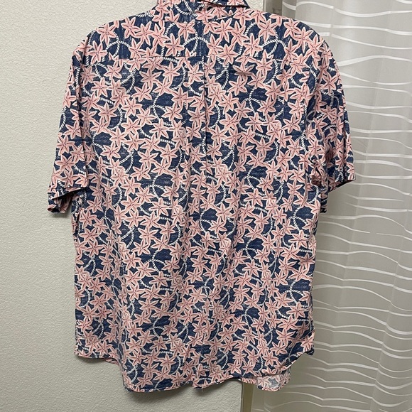 Vineyard Vines Men's Shirt with Pink and Blue Leaf Pattern - Picture 6 of 6